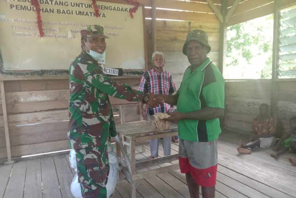 Wujud Kepedulian TNI, Babinsa Kodim 1705 Nabire Bagikan Pakaian Kepada Masyarakat