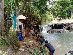 Satgas Yonif 614 Bersama Warga Perbaiki Bendungan Air Bersih Desa Long Pujungan