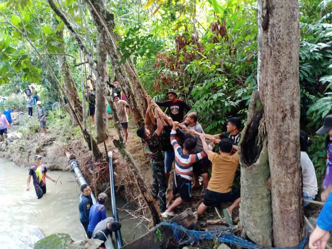 Satgas Yonif 614 Bersama Warga Perbaiki Bendungan Air Bersih Desa Long Pujungan