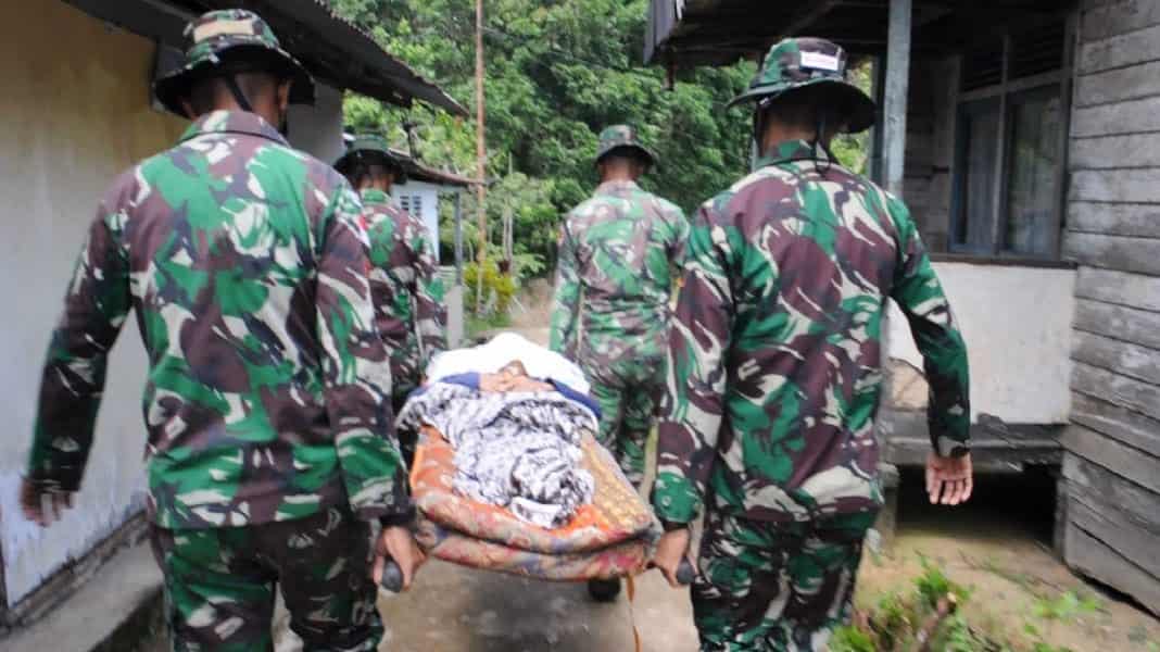 Satgas Pamtas Yonif Mekanis 643/Wns Bantu Evakuasi Warga Yang Sakit Tumor Mulut Menggunakan Tandu