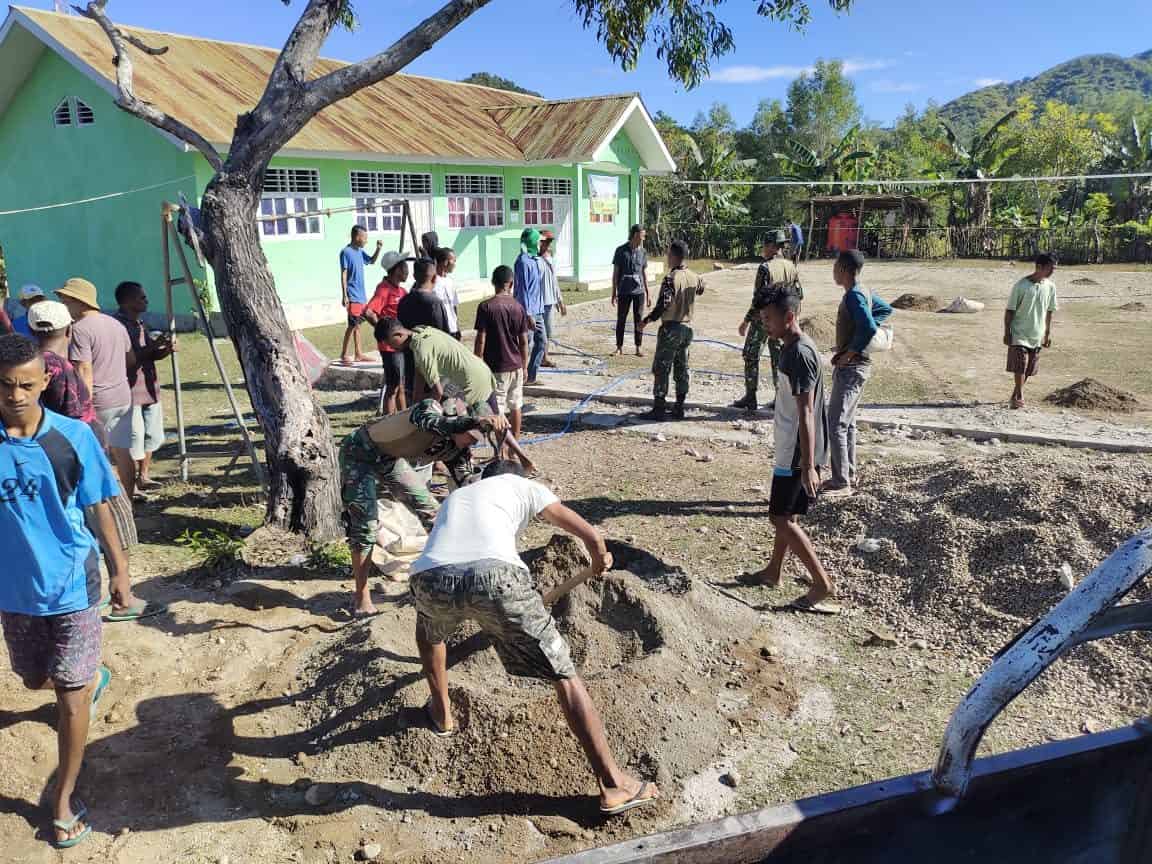 Satgas Yonif 742 Bangun Lapangan Voli di Desa Tulakadi