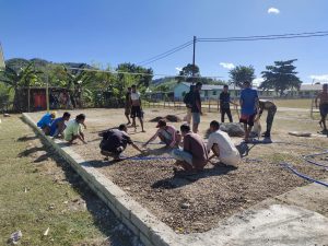 Satgas Yonif 742 Bangun Lapangan Voli di Desa Tulakadi