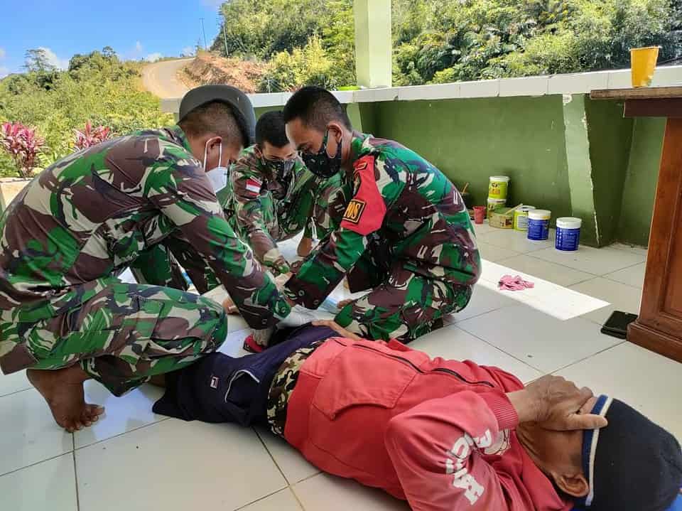 Satgas Pamtas Yonif Mekanis 643/Wns Dengan Sigap Menolong Korban Kecelakaan Tunggal Kendaraan Roda Dua