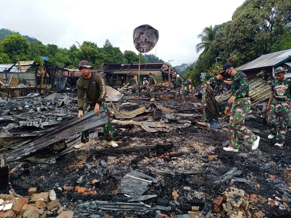 Satgas Yonif 614 Padamkan dan Bersihkan Puing Kebakaran Rumah di Desa Long Pujungan