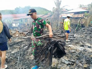 Satgas Yonif 614 Padamkan dan Bersihkan Puing Kebakaran Rumah di Desa Long Pujungan