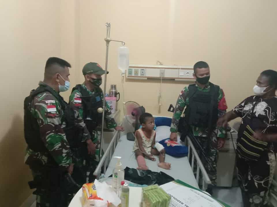 Satgas Yonif 131 Donorkan Darah Untuk Rey Wameyau