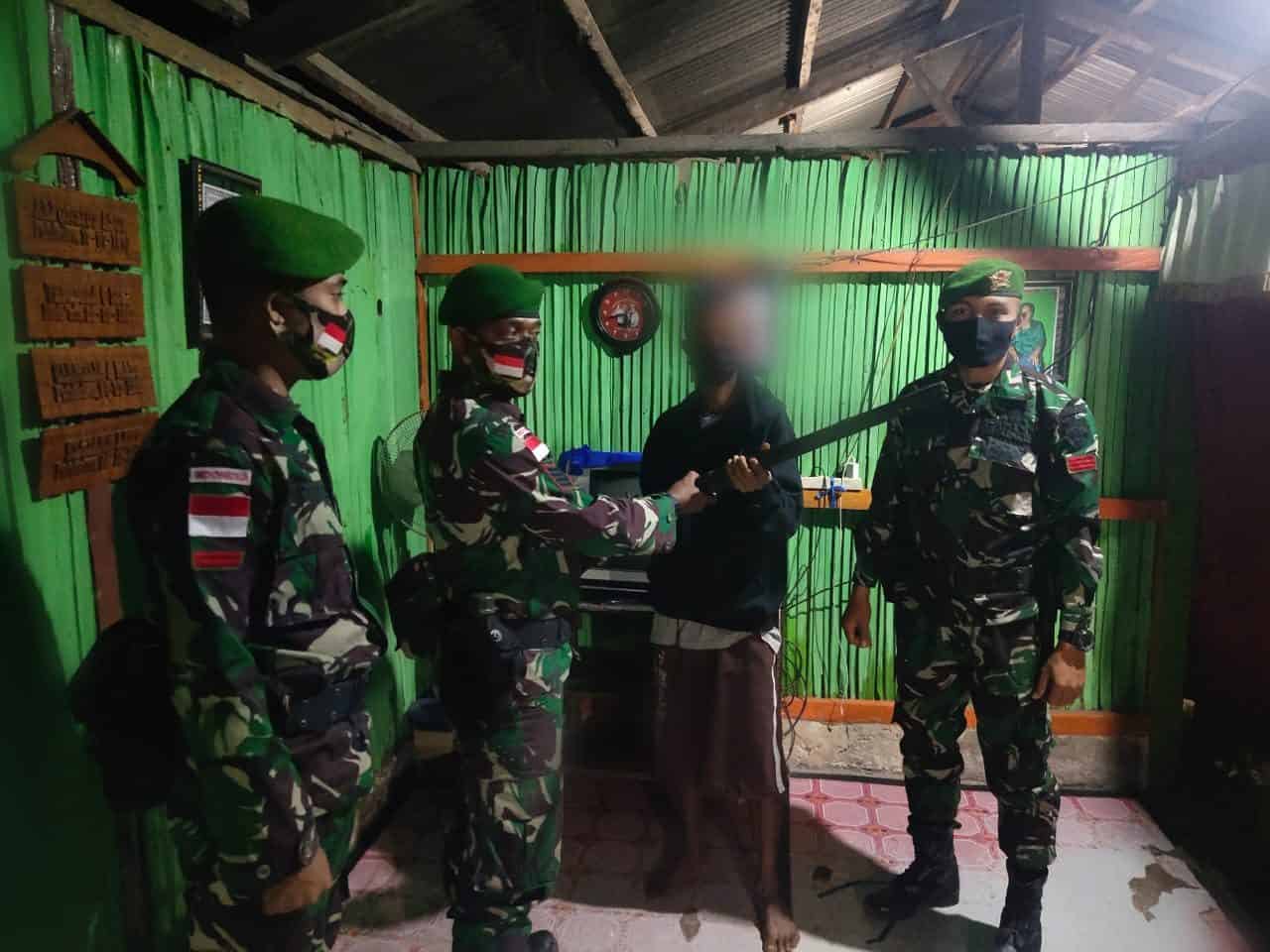 2 Eks Milisi Timor Leste Serahkan Senpi Jenis Springfield Kepada Satgas Yonif 742