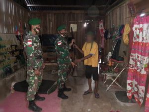 2 Eks Milisi Timor Leste Serahkan Senpi Jenis Springfield Kepada Satgas Yonif 742