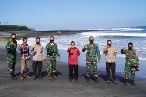 Lerstarikan Satwa Laut, Danrem 162/WB Lepas Tukik di Pantai Sepang Sumbawa Barat