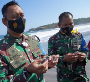 Lerstarikan Satwa Laut, Danrem 162/WB Lepas Tukik di Pantai Sepang Sumbawa Barat