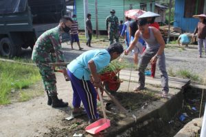 Wujudkan Kebersihan Lingkungan, Satgas Yonif 614 Gelar Karya Bakti di Desa Punan Bengalon