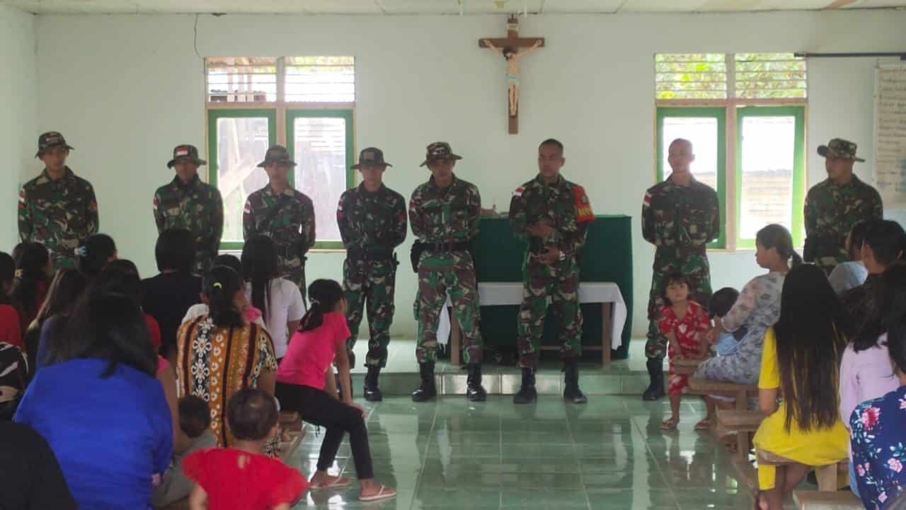 Satgas Yonif Mekanis 643/Wns Bagikan Alkitab Kepada Jemaat Gereja Kapel St Fransiskus Palapasang