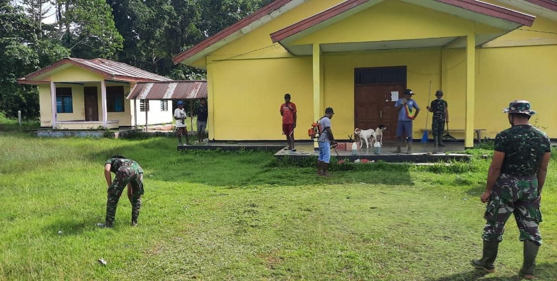 Sambut Minggu Damai, Satgas Yonif 512 Ajak Masyarakat Bersihkan Rumah Ibadah di Perbatasan Papua