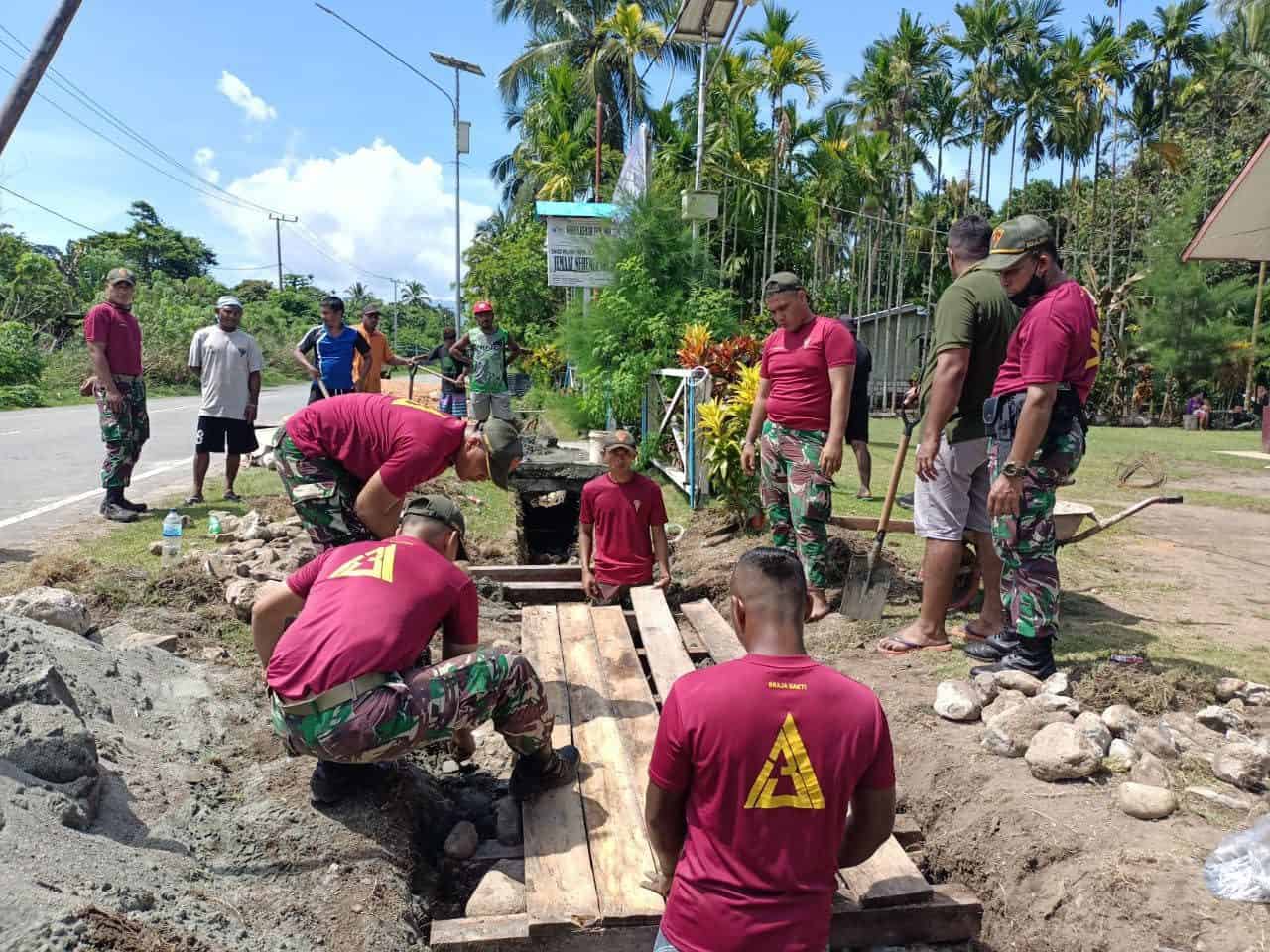 Satgas Yonif  131/Brs Bersama Warga Karya Bhakti di Gereja GKI Nehemia Papua