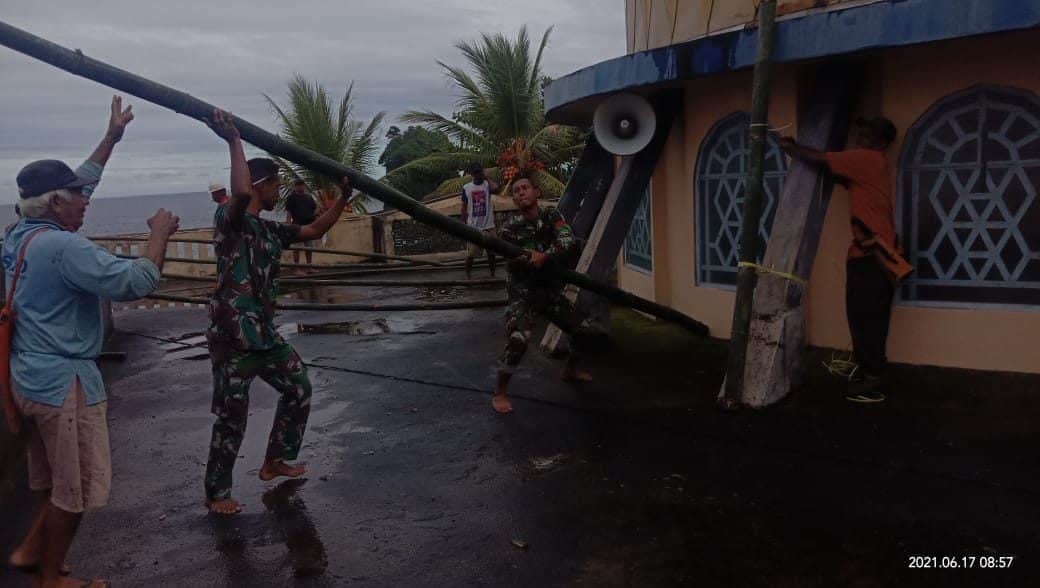 Satgas Yonif 734 Bersama Warga Gotong Royong Perbaiki Kubah Masjid