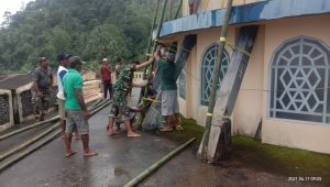 Satgas Yonif 734 Bersama Warga Gotong Royong Perbaiki Kubah Masjid