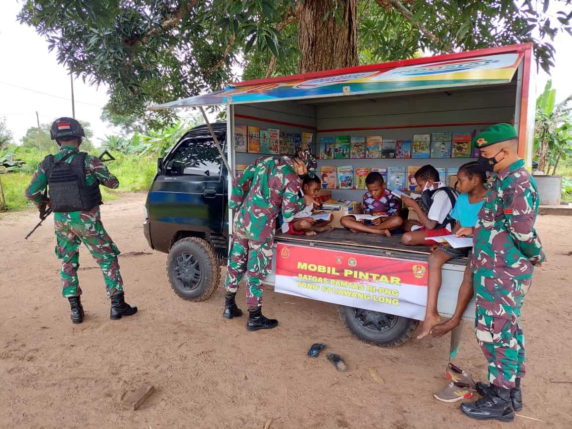 Gairahkan Minat Baca Anak Papua, Satgas Pamtas RI-PNG Yonif 611/Awang Long Operasikan Mobil Pintar