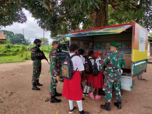 Gairahkan Minat Baca Anak Papua, Satgas Pamtas RI-PNG Yonif 611/Awang Long Operasikan Mobil Pintar