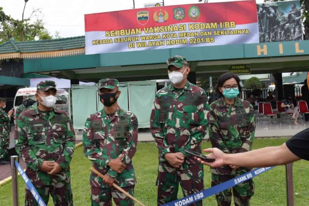 Warga Antusias Vaksinasi Massal Covid-19 di Medan