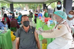 Warga Antusias Vaksinasi Massal Covid-19 di Medan