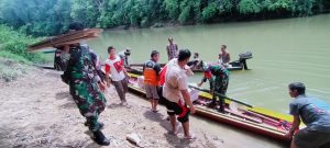 Susuri Sungai Sekayam, Satgas Pamtas Yonif Mekanis 643/Wns Bantu Evakuasi Jenazah