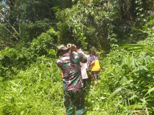 Susuri Sungai Sekayam, Satgas Pamtas Yonif Mekanis 643/Wns Bantu Evakuasi Jenazah