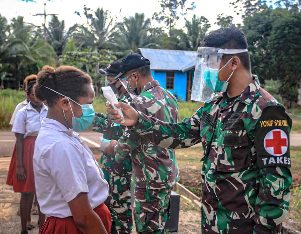 Semangat Hari Lahir Pancasila, Satgas Yonif 611 Tumbuhkan Kebersamaan Pada Siswa SD YPPK St. Petrus Bupul