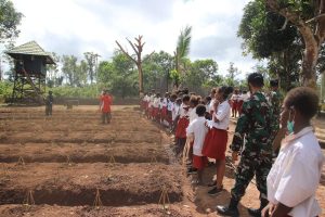 Semangat Hari Lahir Pancasila, Satgas Yonif 611 Tumbuhkan Kebersamaan Pada Siswa SD YPPK St. Petrus Bupul