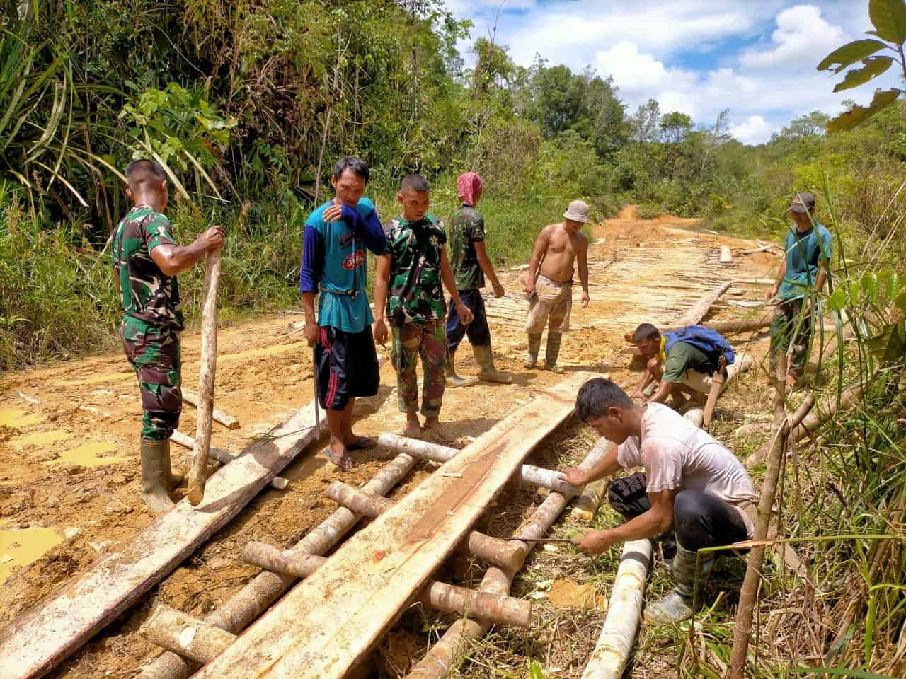 Gotong Royong, Satgas Yonif Mekanis 643/Wns Bersama Warga Perbaiki Jalan Desa