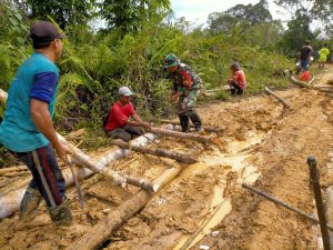Gotong Royong, Satgas Yonif Mekanis 643/Wns Bersama Warga Perbaiki Jalan Desa