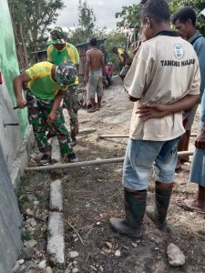 Terbengkalai dan Tak Terawat, Satgas Yonarmed 6/3 Perbaiki Bak Penampungan Air Dusun Oelbinose