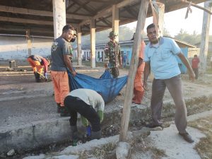 Satgas Yonif 742 Bersama Pemda Belu Gelar Karya Bakti Bersihkan Pasar Lolowa