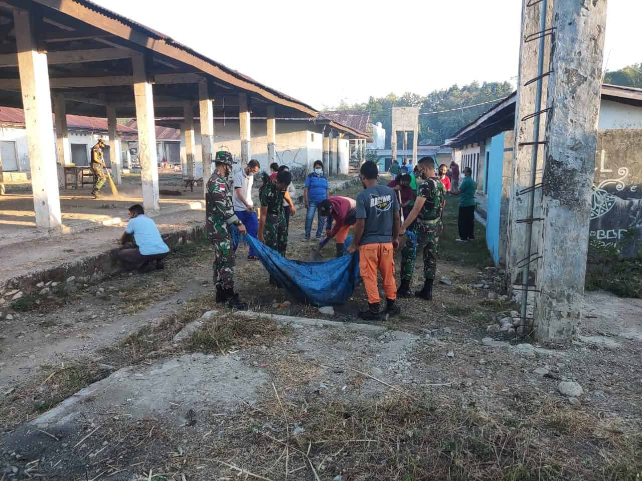 Satgas Yonif 742 Bersama Pemda Belu Gelar Karya Bakti Bersihkan Pasar Lolowa