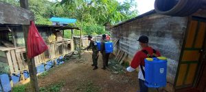 Cegah Penyebaran Covid-19, Satgas Yonif 144/JY Lakukan Penyemprotan Disinfektan di Rumah Warga