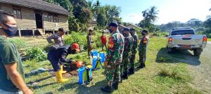 Cegah Penyebaran Covid-19, Satgas Yonif 144/JY Lakukan Penyemprotan Disinfektan di Rumah Warga