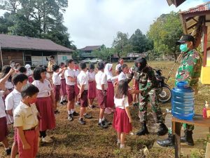 Cegah Penyebaran Covid -19, Satgas Yonif 144 Ajak Siswa SDN 13 Nanga Bayan Patuhi Prokes