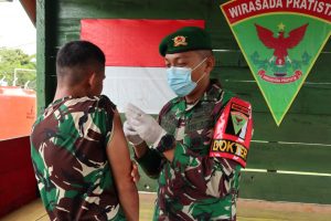 Satgas Yonif 403 Disuntik Vaksin Covid-19 Tahap Ke Dua