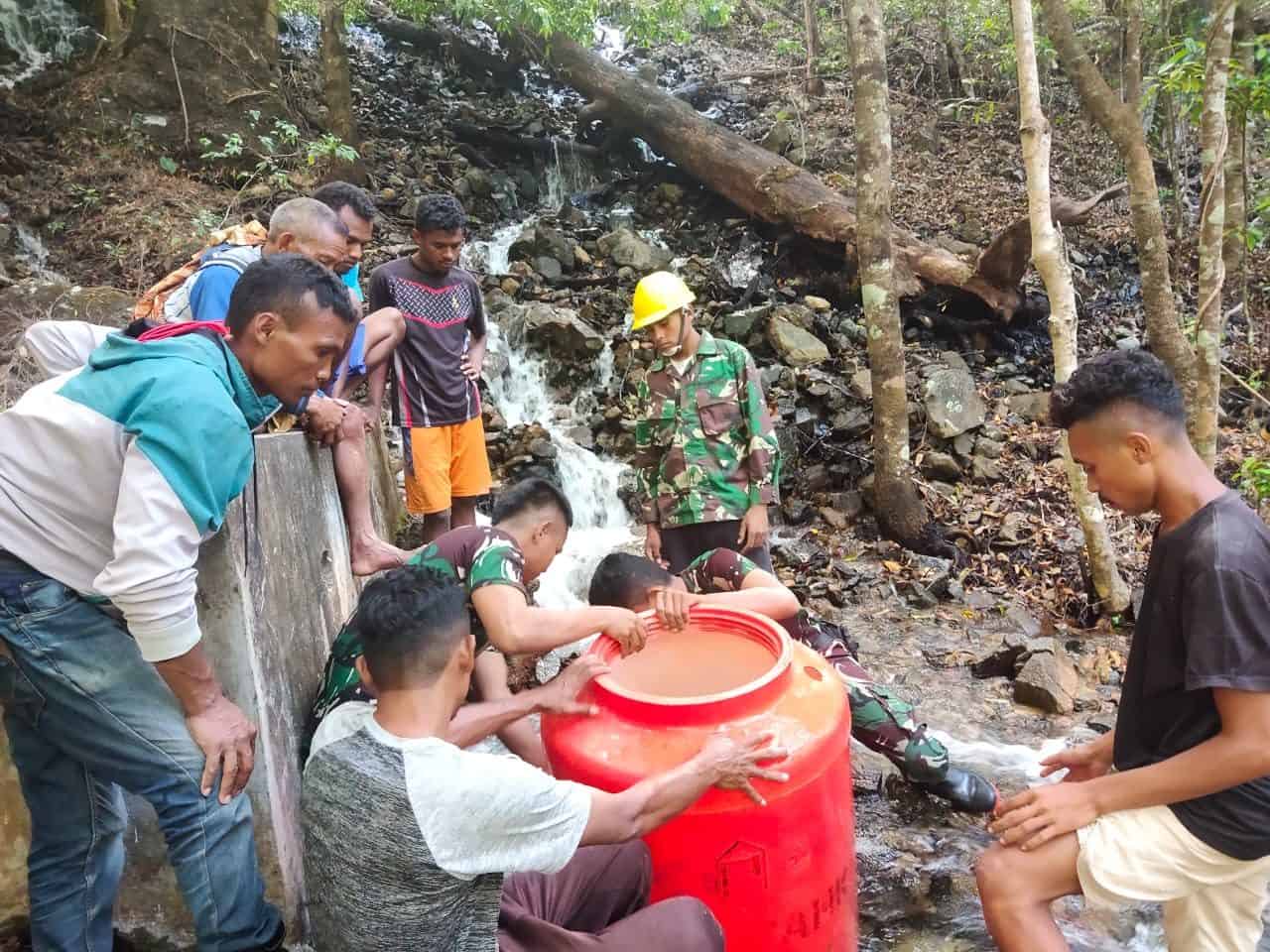 Satgas Yonarmed 6/3 Perbaiki Jaringan Air Bersih Dua Desa Perbatasan