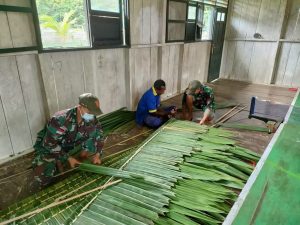 Satgas Yonif 131 Ajarkan Warga Buat Atap Dari Daun Sagu