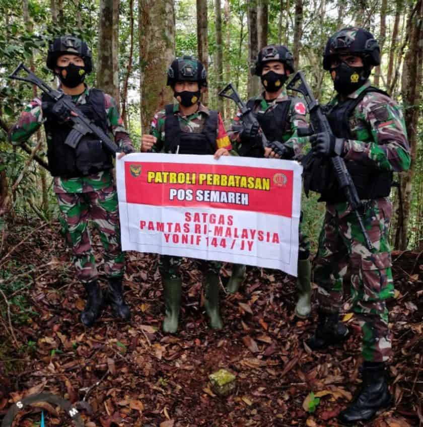 ANGGOTA SATGAS YONIF 144/JY MELAKSANAKAN PATROLI PATOK DI PERBATASAN RI-MALAYSIA