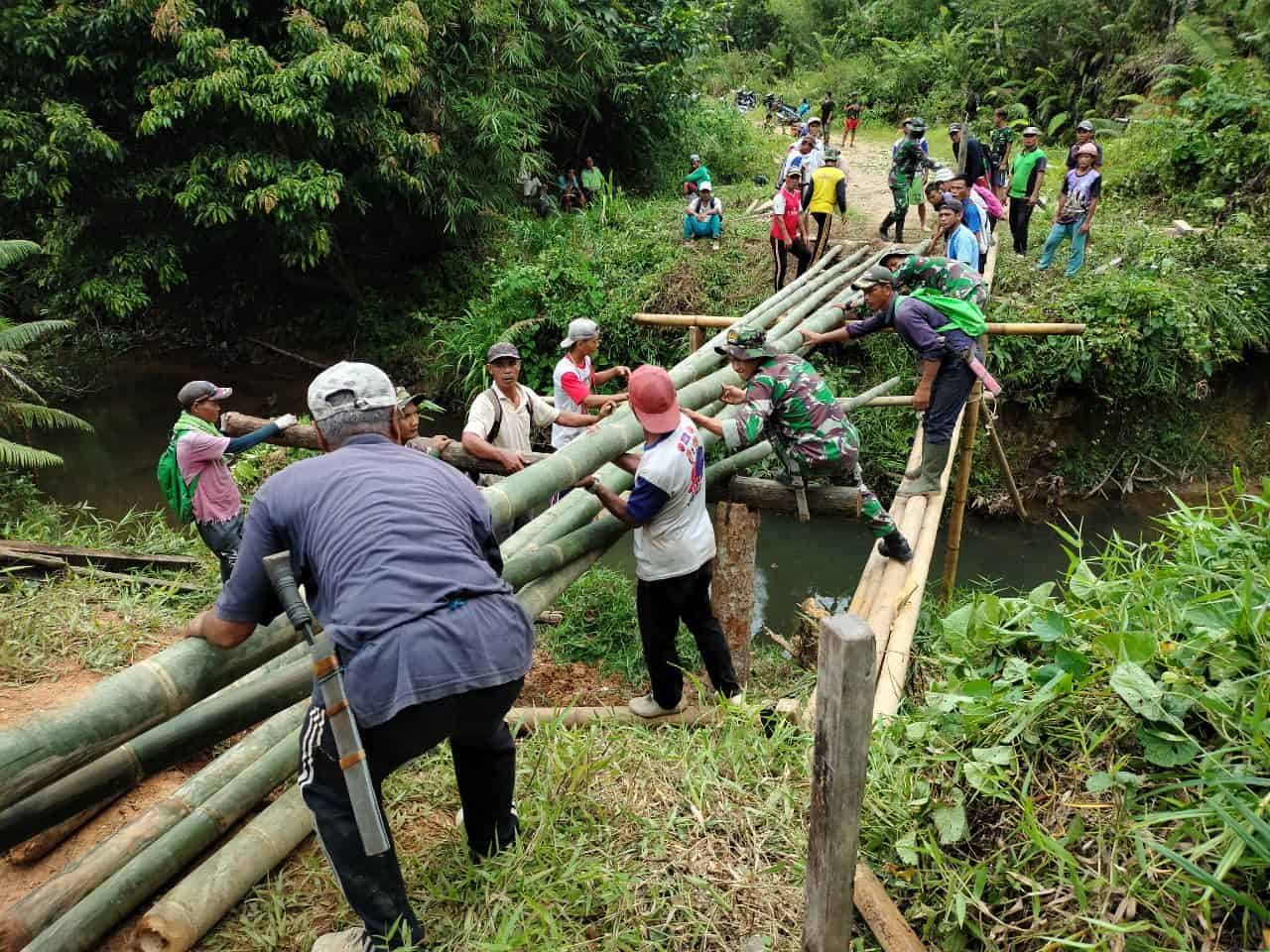 Satgas Pamtas Yonif Mekanis 643/Wns Bersama Warga Perbaiki Jembatan Rusak di Perbatasan RI-Malaysia