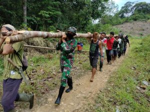 Satgas Pamtas Yonif Mekanis 643/Wns Bersama Warga Perbaiki Jembatan Rusak di Perbatasan RI-Malaysia