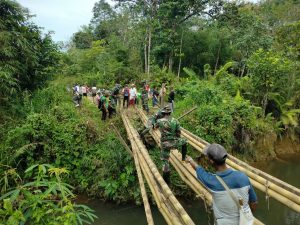 Satgas Pamtas Yonif Mekanis 643/Wns Bersama Warga Perbaiki Jembatan Rusak di Perbatasan RI-Malaysia