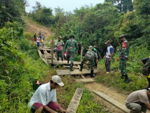 Satgas Pamtas Yonif Mekanis 643/Wns Bersama Warga Perbaiki Jembatan Rusak di Perbatasan RI-Malaysia