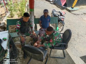 Yankes Keliling Kampung, Satgas Yonif 403 Jaga Kesehatan Warga Saat Musim Hujan Tiba