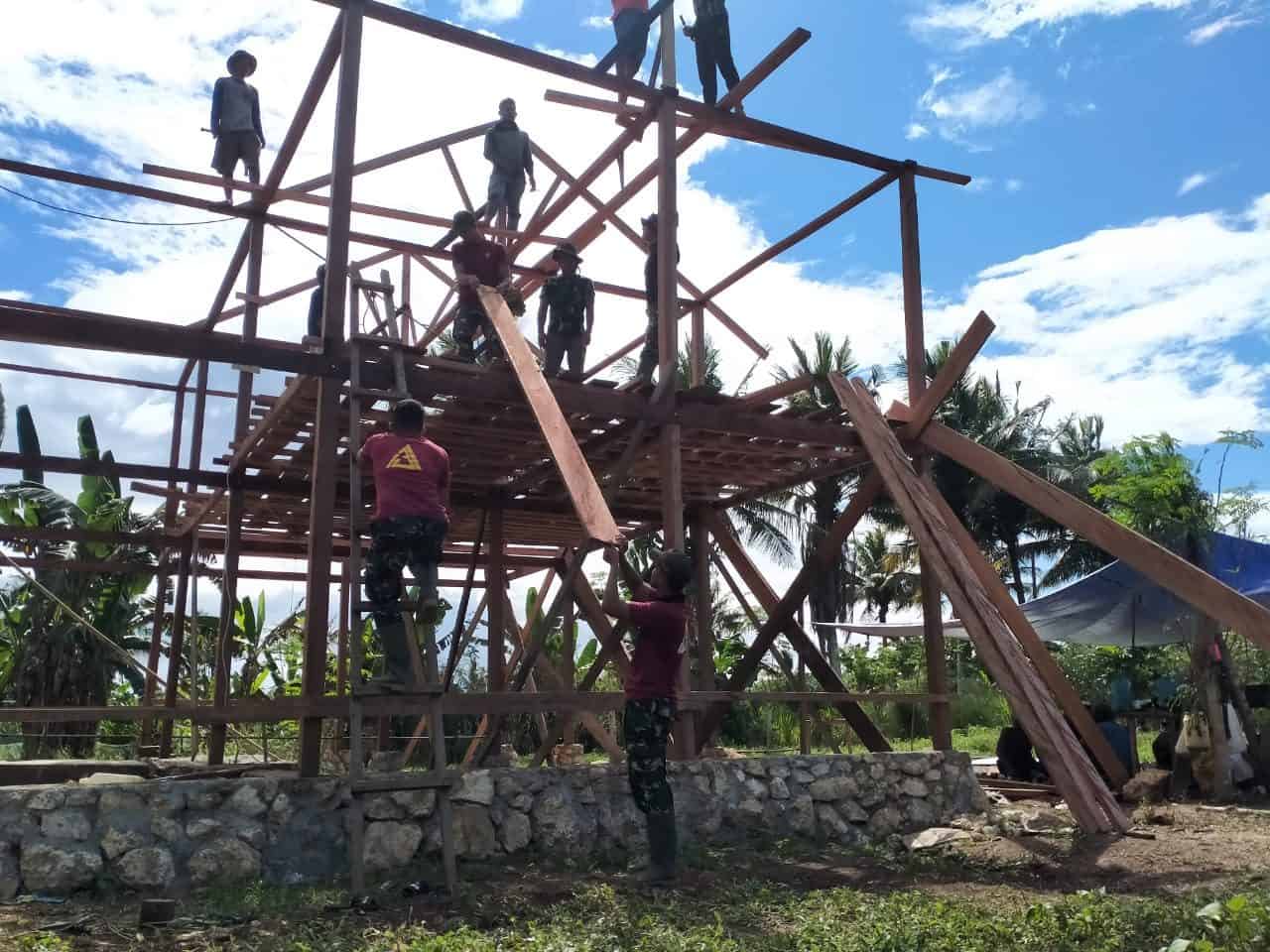 Satgas Yonif 131 Bersama Warga Gotong Royong Bangun Rumah Tomas Kampung Selayar