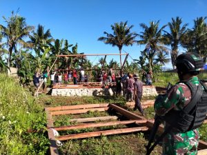 Satgas Yonif 131 Bersama Warga Gotong Royong Bangun Rumah Tomas Kampung Selayar