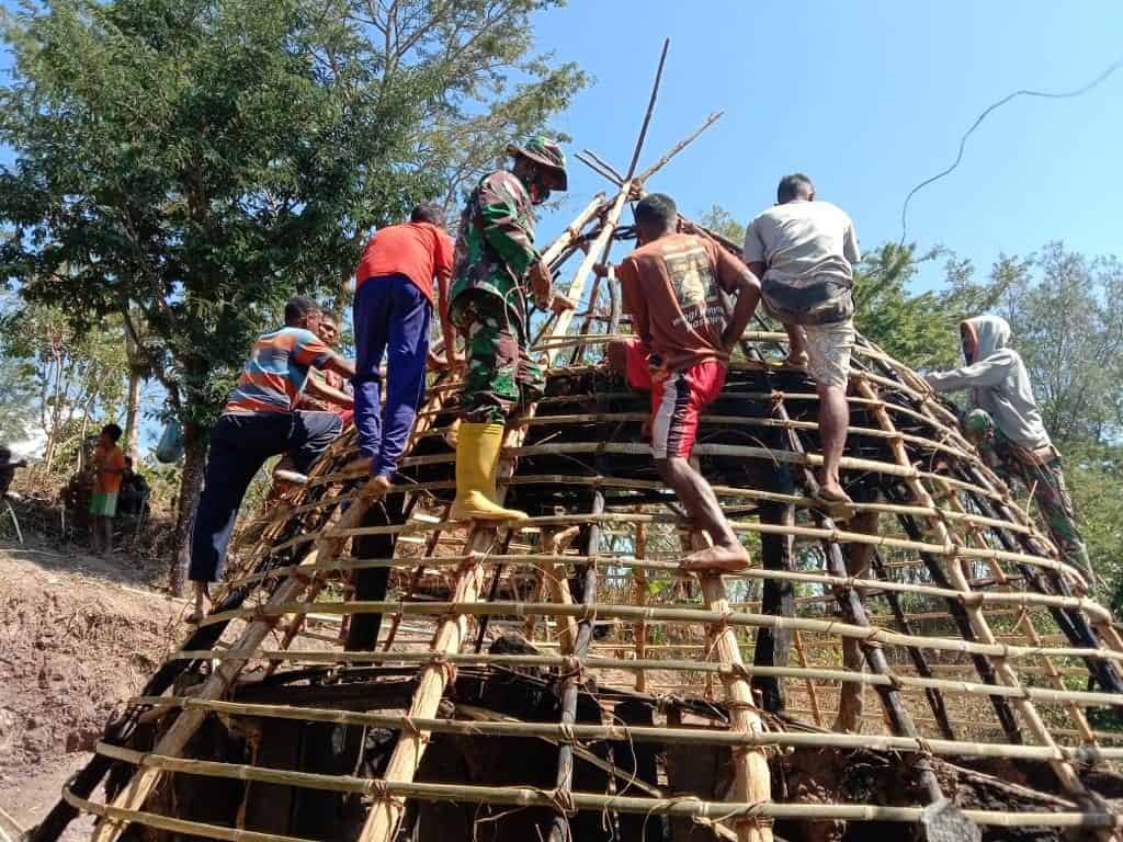 Satgas Pamtas Yonarmed 6/3 Gotong Royong Bantu Bangun Rumah Adat Warga NTT