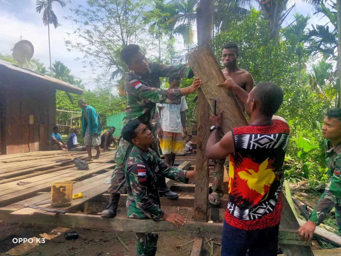 Satgas Yonif 131 Perbaiki Rumah Ketua Pemuda Kampung Kibay Kaliasin