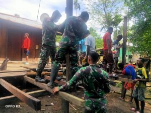 Satgas Yonif 131 Perbaiki Rumah Ketua Pemuda Kampung Kibay Kaliasin